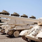 Quatre Sherman sur deux tanks égyptiens.נוסעים על הקנה